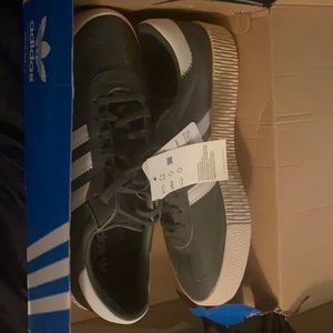Sanbarose Adidas brand new , box is damage from moving